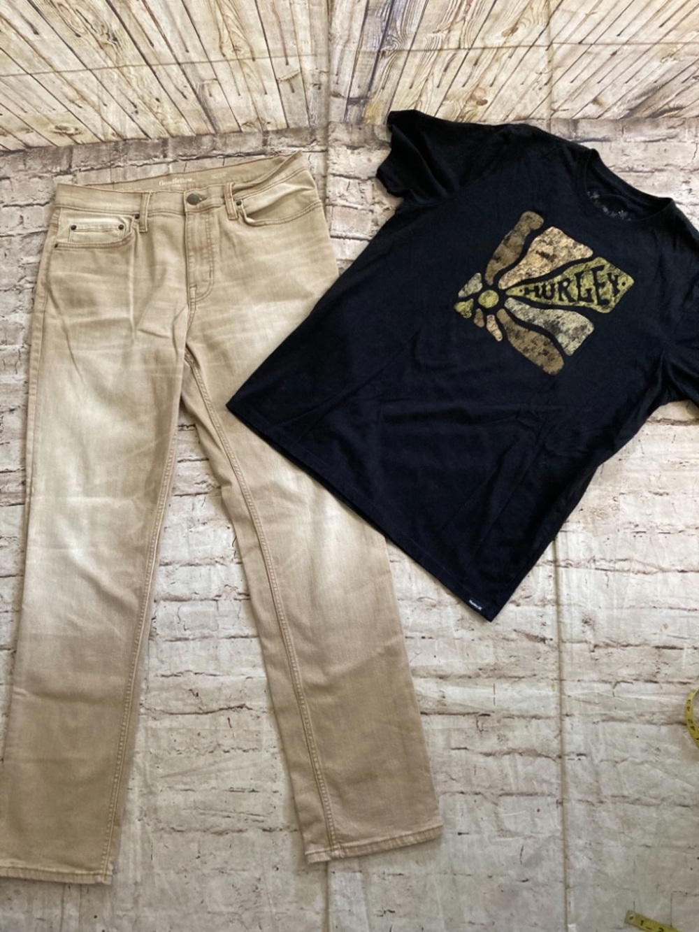 🔥 man’s bundle of two good fellow, beige jeans and black prints Harley T-shirt